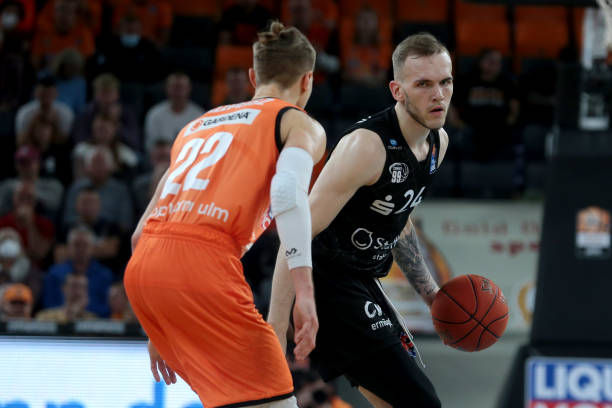 面对逼近的 面对逼近的